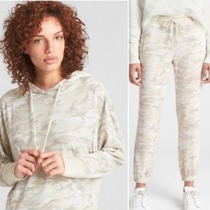 GAP Women's Camouflage Joggers - Beige and Cream